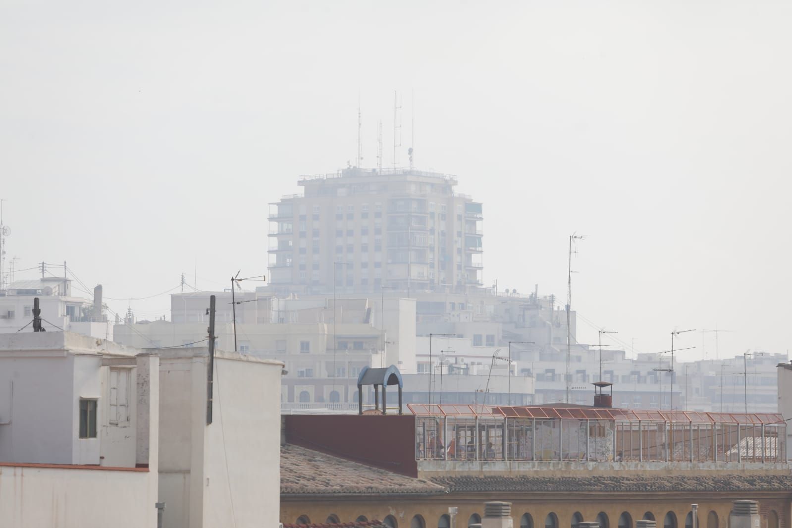 València parece Londres por el humo de la quema de la paja del arroz