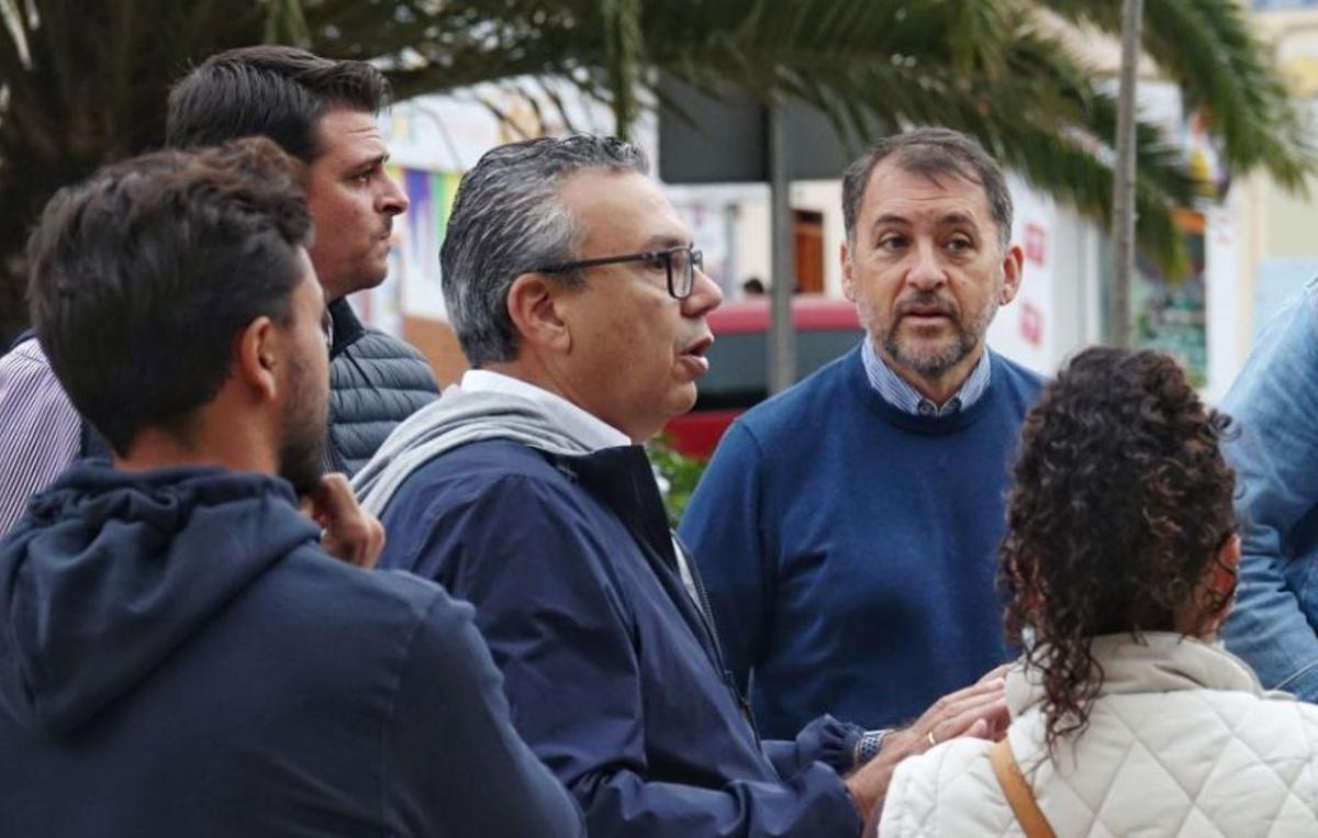 El alcalde de la capital (centro) y el concejal de Infraestructuras.