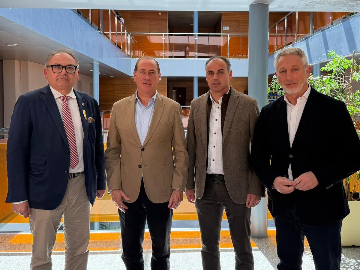 Miquel Porquer, José Manuel Lafuente, Martí Torres y Joan Calafat posan tras la reunión mantenida este viernes en Palma.