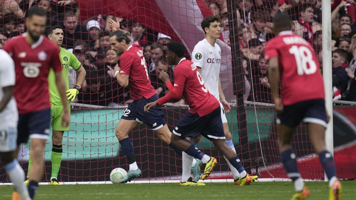 Los jugadores del Lille celebran el gol de Yazici.