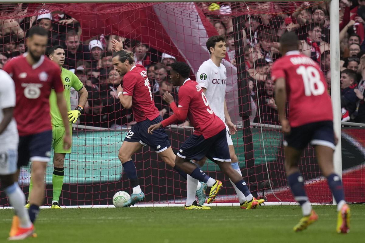 Los jugadores del Lille celebran el gol de Yazici.