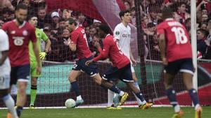 Los jugadores del Lille celebran el gol de Yazici.