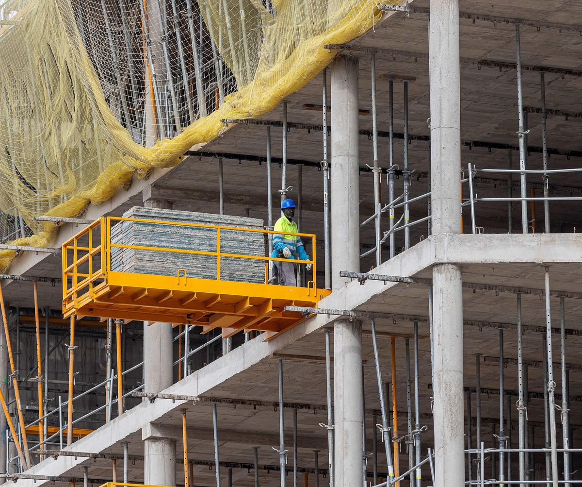 Un trabajador de una constructora en una obra en Alicante.