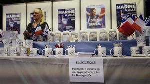 Un puesto de venta de productos del Frente Nacional en el edificio donde se ha celebrado el congreso en Lille.