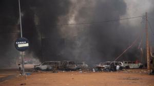 Niamey, Níger, 27 de julio de 2023.- Manifestantes que apoyan el golpe de Estado en Níger prenden fuego a los cuarteles generales del partido del Gobierno del presidente depuesto. 