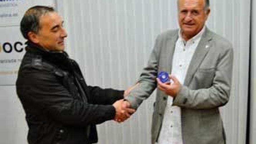 Javier Tuero, entregando ayer la insignia de plata a Prida.