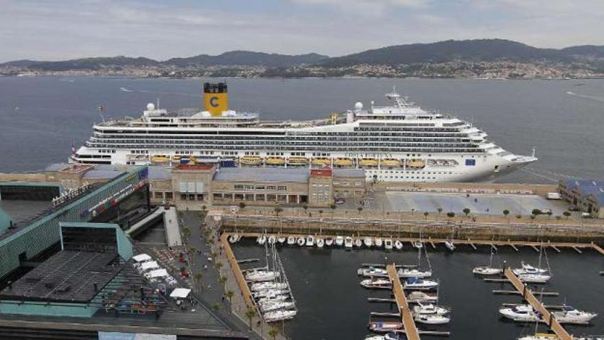 El &quot;Costa Fortuna&quot;, atracado, ayer, en la terminal de la Estación Marítima.  // Jorge Santomé