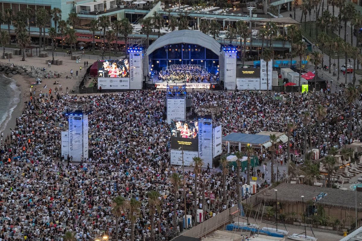 Más de 30.000 personas vibran en el segundo día de Clàssica a la Platja en la Barceloneta