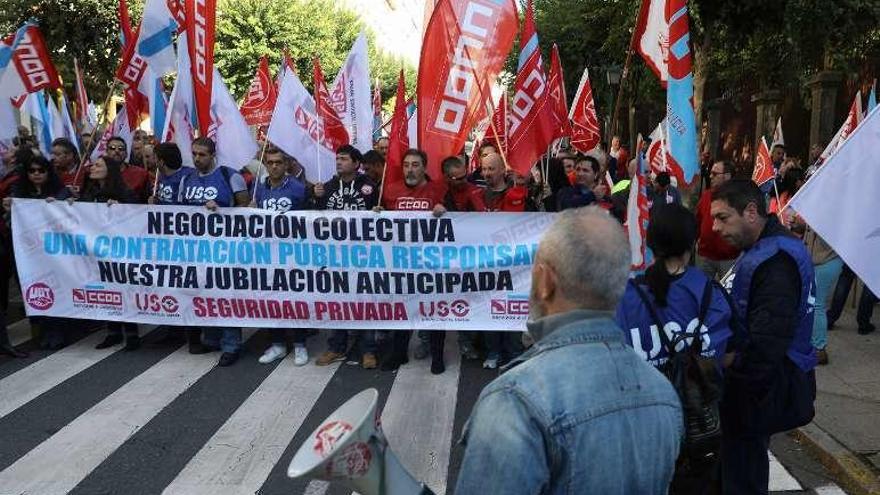 Un momento de la protesta ante el Parlamento gallego.