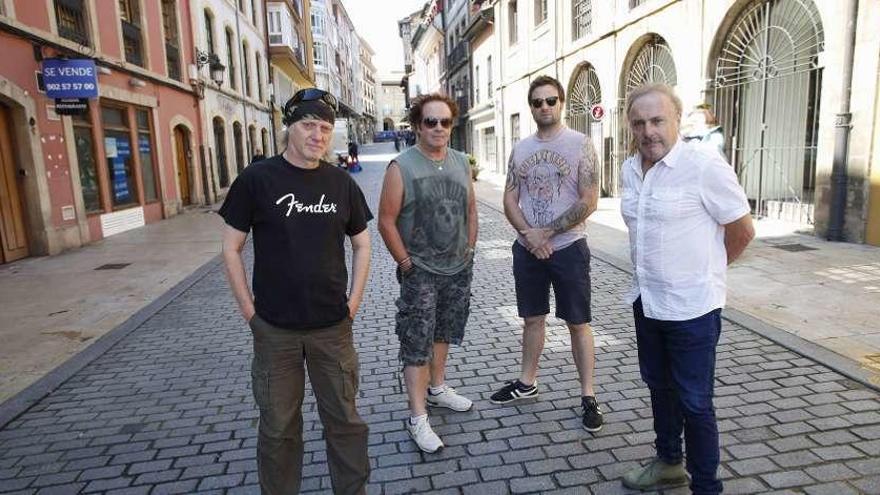 Mick Hughes, Rick Chase, Rick Abbis y John Coghlan, ayer, en la calle Ruiz Gómez.