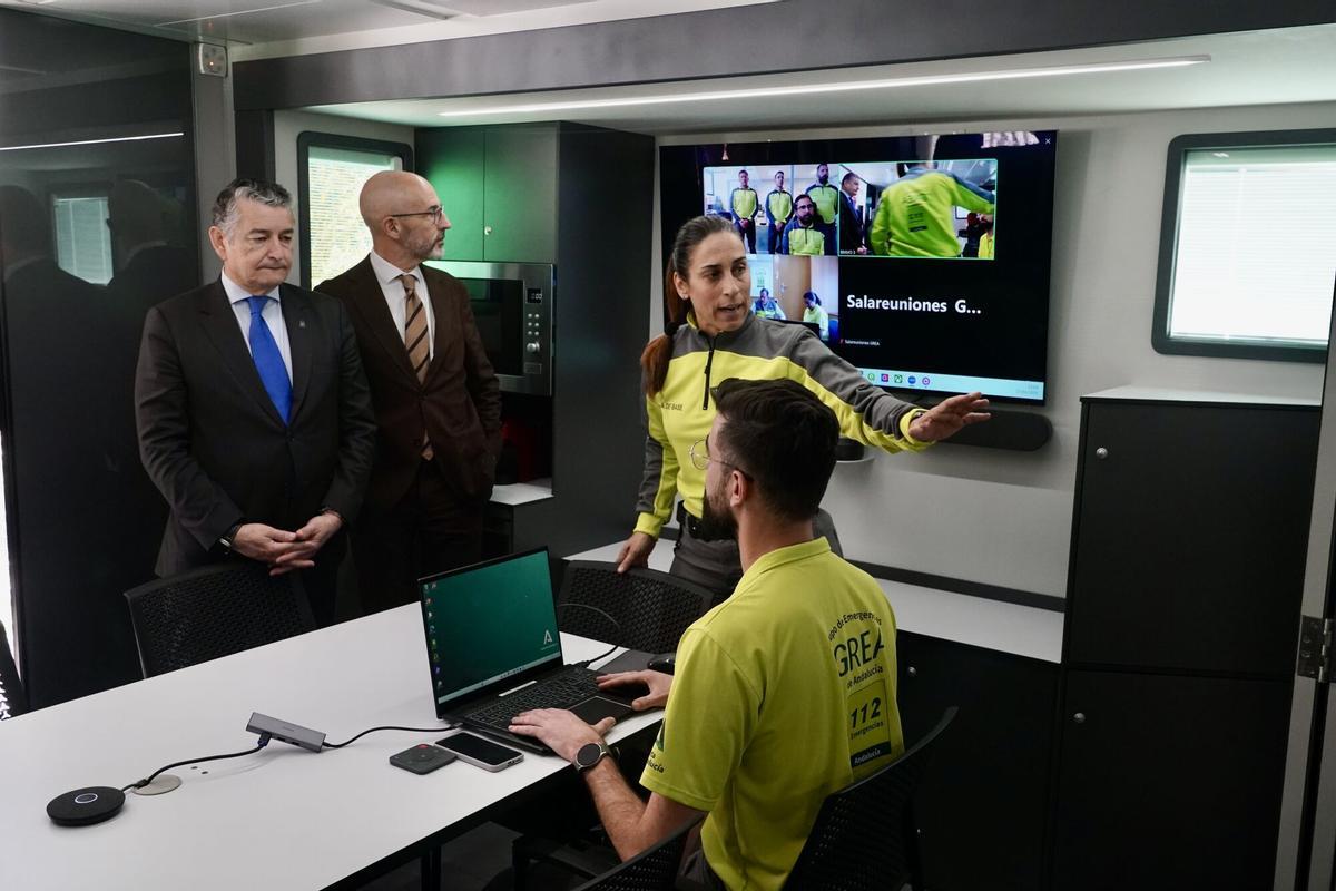 El consejero de Sanidad, Presidencia y Emergencias de la Junta de Andalucía, Antonio Sanz (1i), visita las instalaciones del Puesto de Mando Avanzado (PMA) Base Litoral del Grupo de Emergencias de Andalucía (GREA) en Benahavís (Málaga). A 17 de marzo de 2026 en Benahavís, Málaga (Andalucía, España). El Grupo de Emergencias de Andalucía (GREA), dependiente del Servicio de Protección Civil de la Junta de Andalucía, está dirigido fundamentalmente a aportar capacidad técnica y logística para las funciones de coordinación “in situ” a través de los Puestos de Mando Avanzados (PMA), apoyando asimismo las tareas de análisis y planificación previas. 17 MARZO 2026 Álex Zea / Europa Press 17/03/2026. Antonio Sanz;Álex Zea;category_code_new