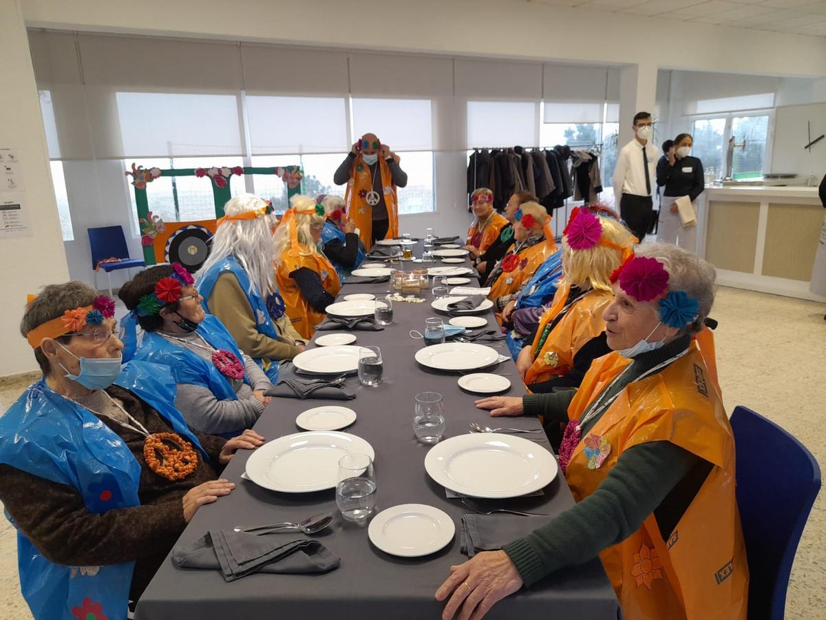 Usuarios del programa "Vellos Tempos" en el "Obradoiro de Hostalería", hoy.
