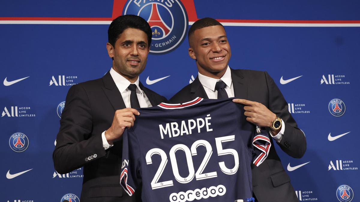 El presidente del PSG, Nasser Al Khelaifi, y Kylian Mbappe en la presentación de su renovación.