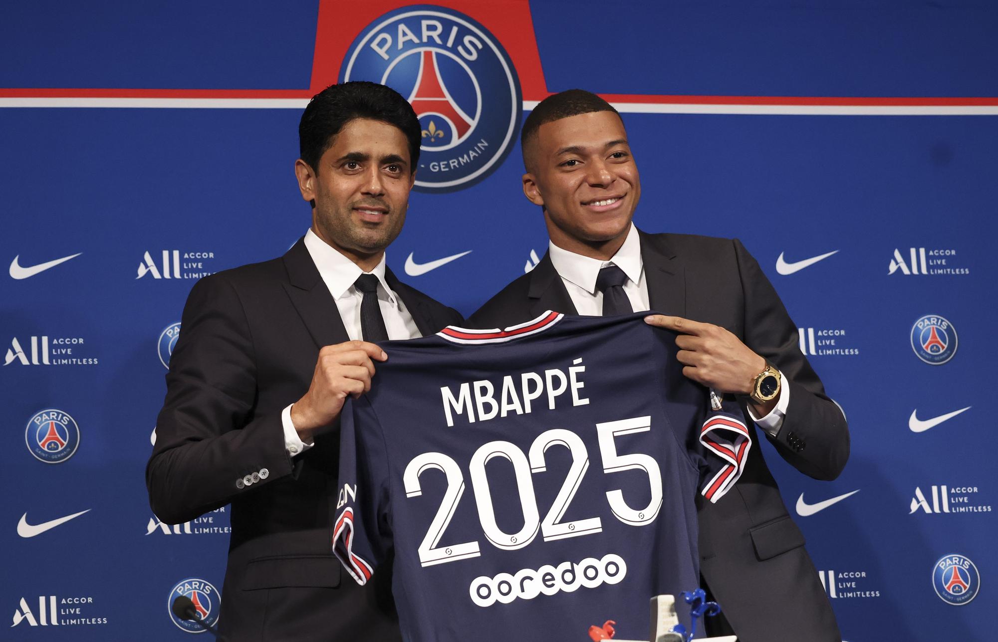 Archivo - El presidente del PSG, Nasser Al Khelaifi, y el internacional Kylian Mbappe en la presentación de la renovación del jugador hasta 2025.