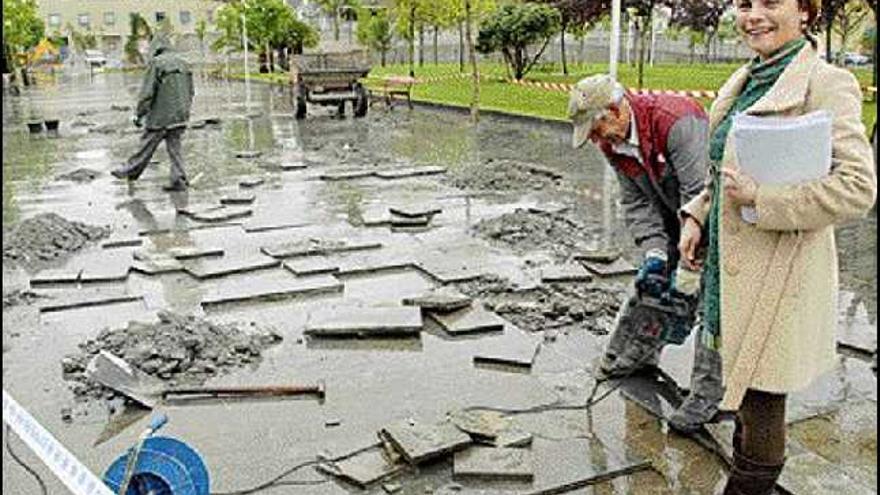 La edil de Limpieza supervisa las obras de mejora del Parque Miguel Hernández. / iñaki abella