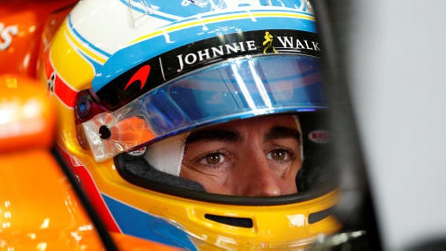 Fernando Alonso en el box de McLaren-Honda