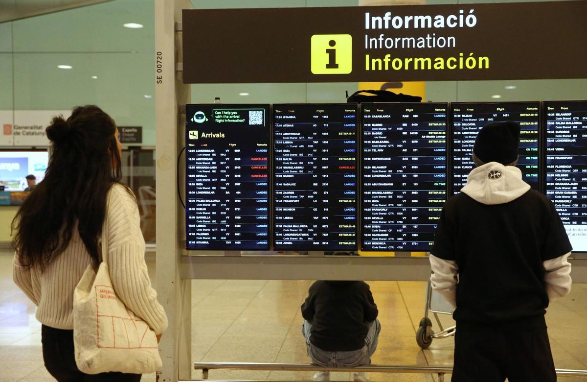El temporal de fuertes lluvias en Barcelona y resto de Catalunya ha provocado al menos 47 cancelaciones y dos desvíos de vuelos, además de numerosos retrasos en el aeropuerto de Barcelona-El Prat