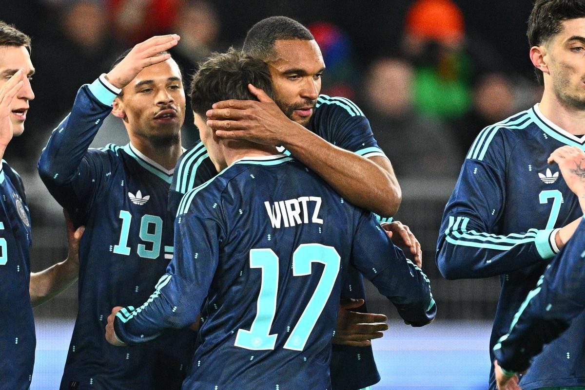 Tah abraza a Wirtz tras marcar el primer gol ante Suiza