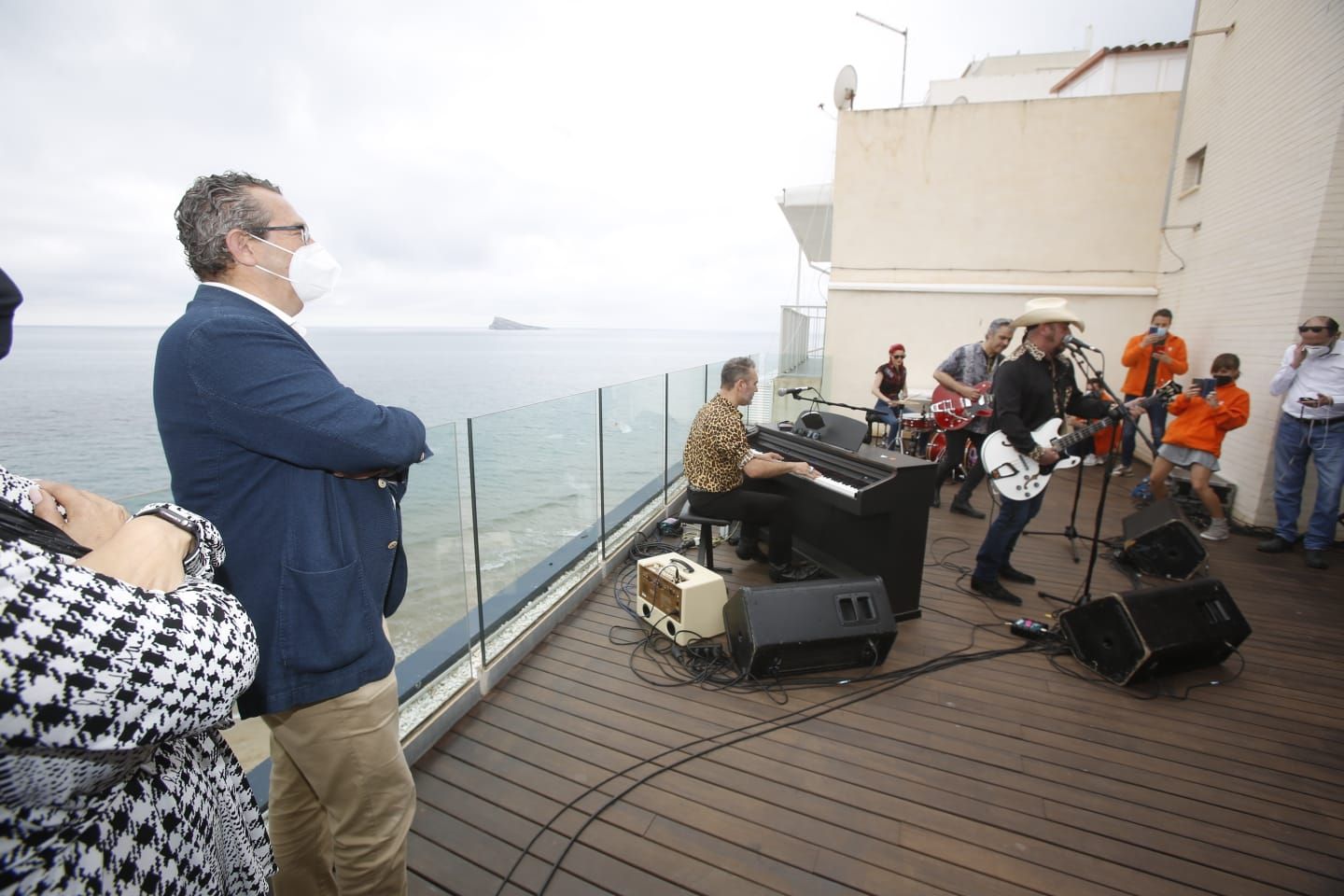 Los Rebeldes animan en Benidorm a vacunarse