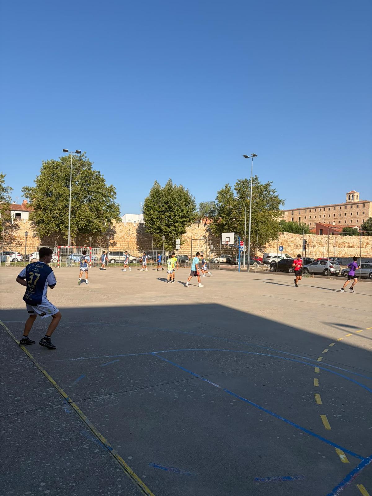 La cantera del BM Zamora, en un entrenamiento al aire libre