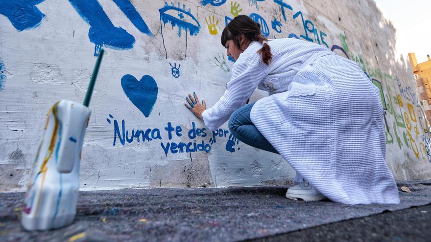 El proyecto Tenique deja su huella con un mural en la ‘casa del Bienestar Social’