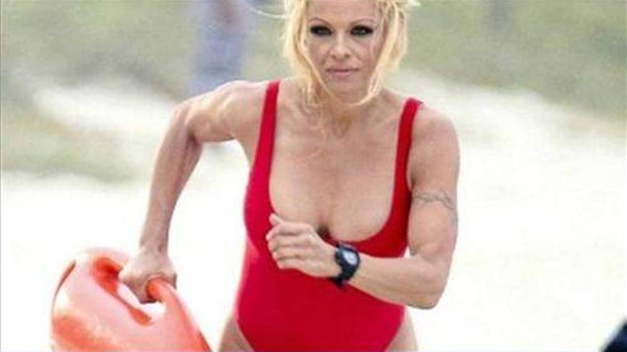 Pamela Anderson : LA ACTRIZ LUCE DE NUEVO SU BAÑADOR ROJO