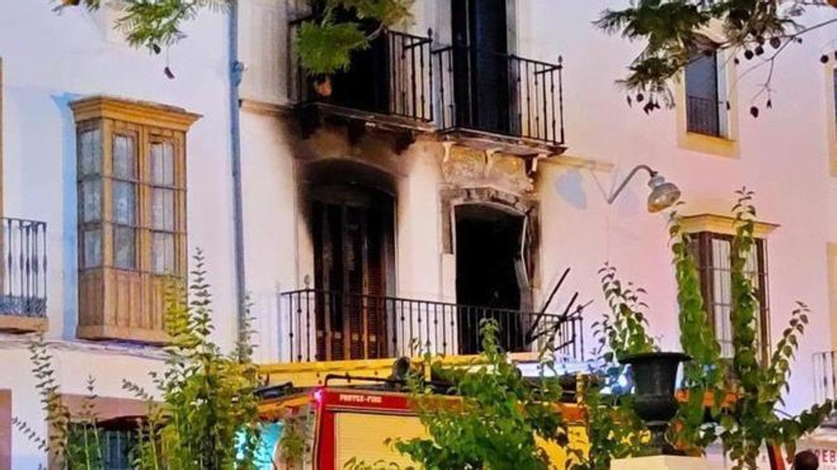 Fachada de la vivienda incendiada en Aguilar de la Frontera, tras el trágico incidente.