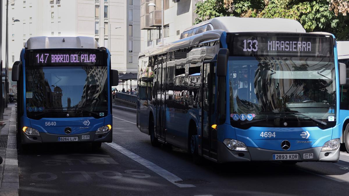 Archivo - Dos autobuses de las líneas 147 y 133 de la Empresa Municipal de Transportes madrileña (EMT)