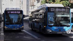 Archivo - Dos autobuses de las líneas 147 y 133 de la Empresa Municipal de Transportes madrileña (EMT)