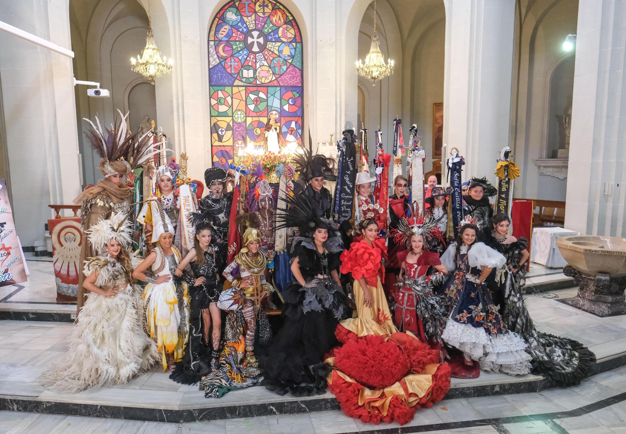 Capitanías infantiles de las fiestas de Moros y Cristianos de Elda del año 2022 en el altar de la iglesia de Santa Ana.