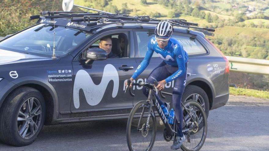 El equipo Movistar prepara la Vuelta a España en el Angliru.