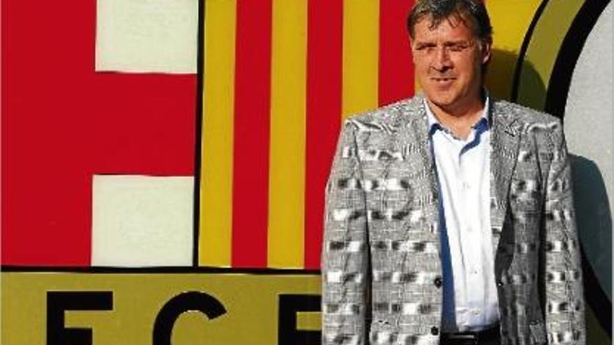 Gerardo Martino va fer-se la tradicional fotografia al davant de l&#039;escut del Barça.