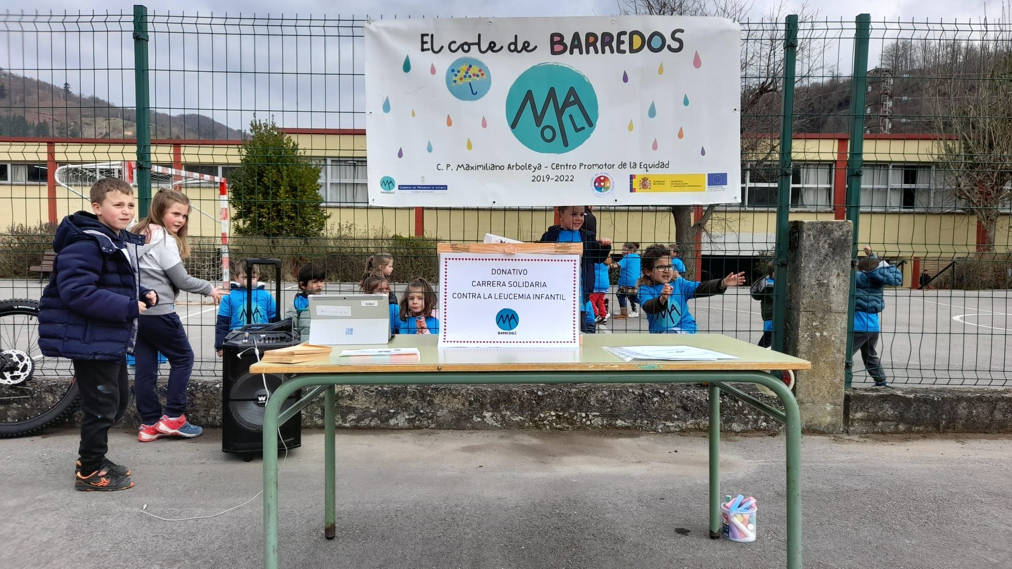 Los "neños" corren contra la leucemia infantil: los alumnos del cole de Barredos, con la Fundación Unoentrecienmil