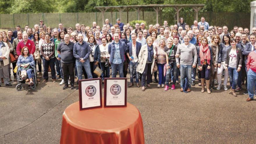 Trabajadores, colaboradores y familiares de Componentes de Vehículos de Galicia en la planta de Porriño.