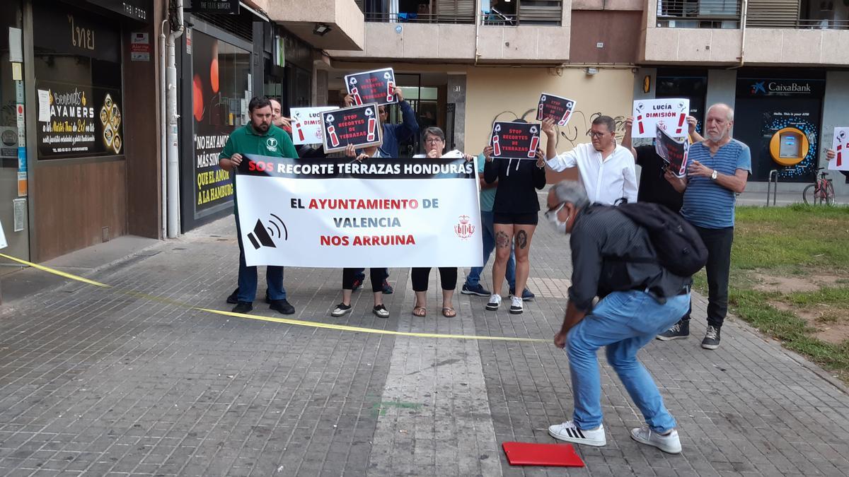 Hosteleros protestando el día que se marcaron las terrazas en Honduras.