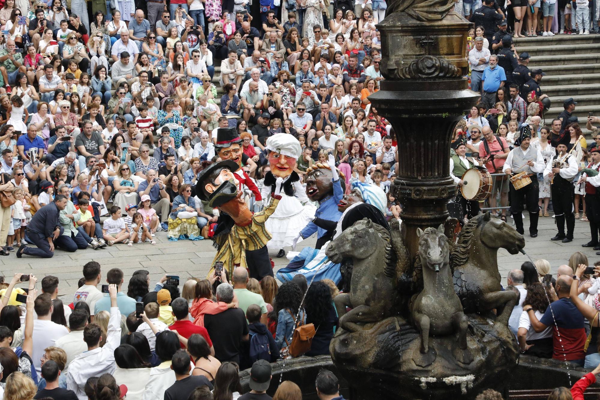 Fotogalería Día Grande de Galicia | Desfile de cabezudos, feira cabalar e alfombras do Apóstolo