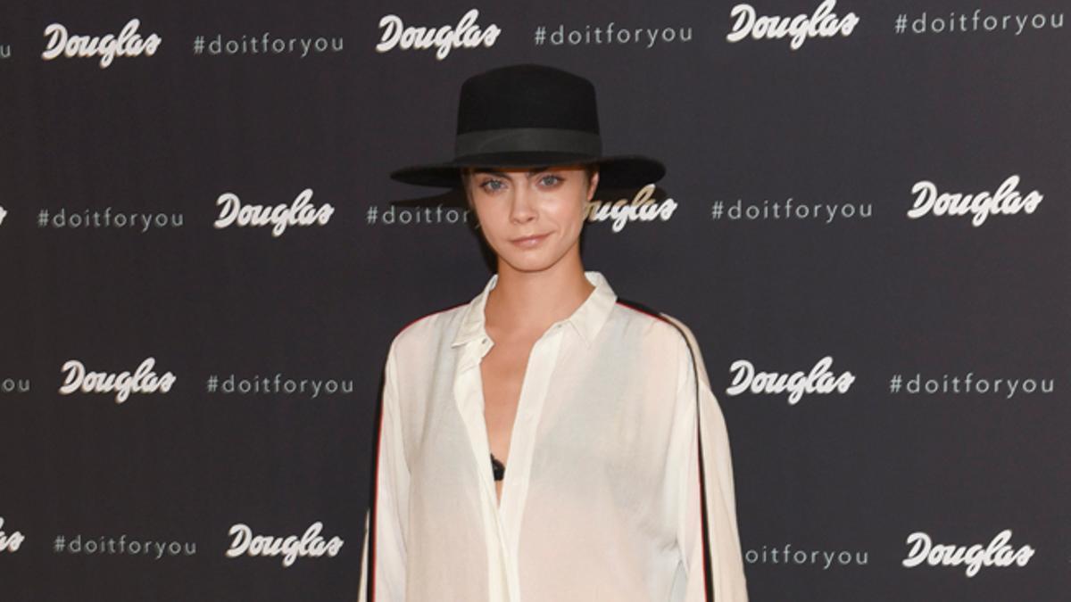 Cara Delevingne explota todas las posibilidades de la camisa blanca en primavera