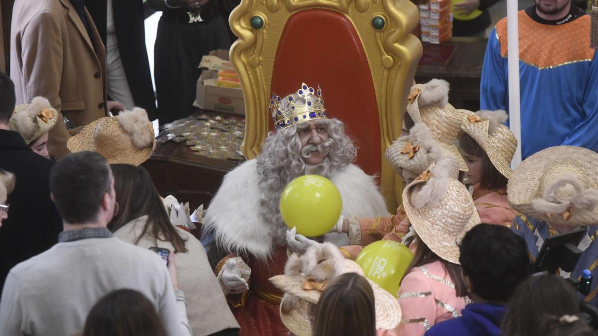 El rey Melchor, durante la Gran Cabalgata de los Reyes Magos de Murcia