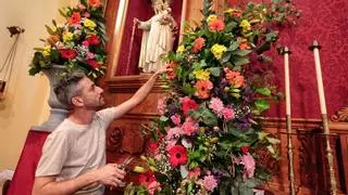 Caraballero, concejal y sin embargo florista en El Draguillo del monumento del altar del Jueves Santo