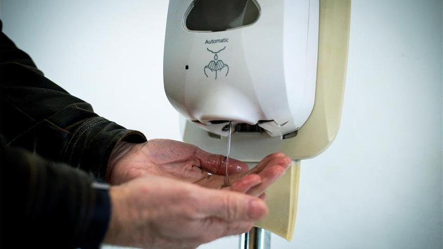 Mejor agua y jabón que gel hidroalcohólico en playa o piscina, para evitar quemaduras