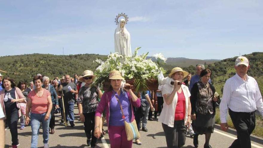 Vecinos de Villarino cargan con la Virgen de Fátima en la romería del pasado año.