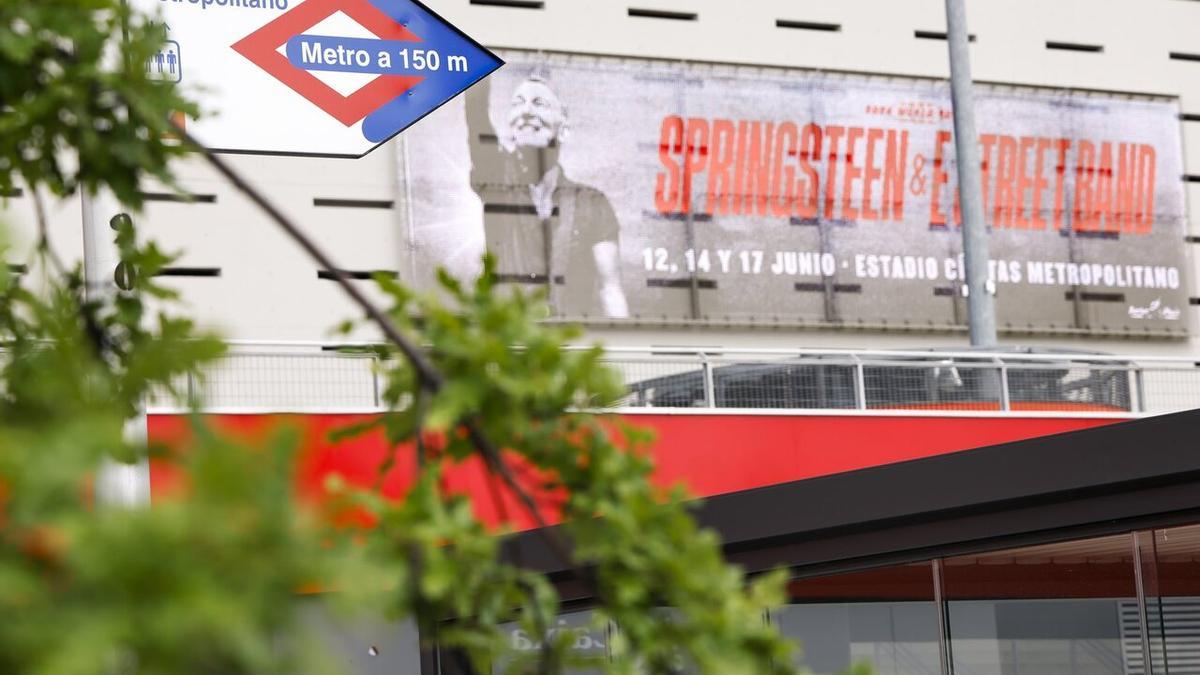 Estación del Estadio Metropolitano con el cartel de Bruce Springsteen de fondo.