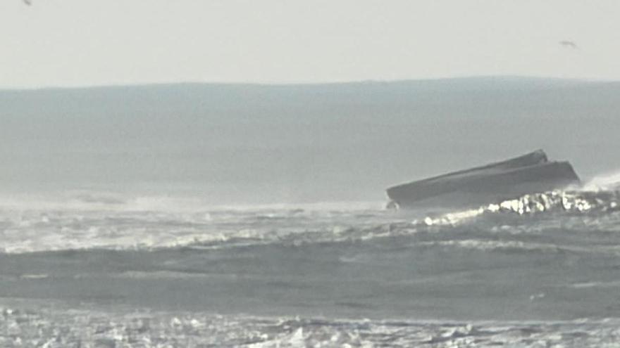 Buscan a tres tripulantes del pesquero portugués que naufragó en la desembocadura del Miño