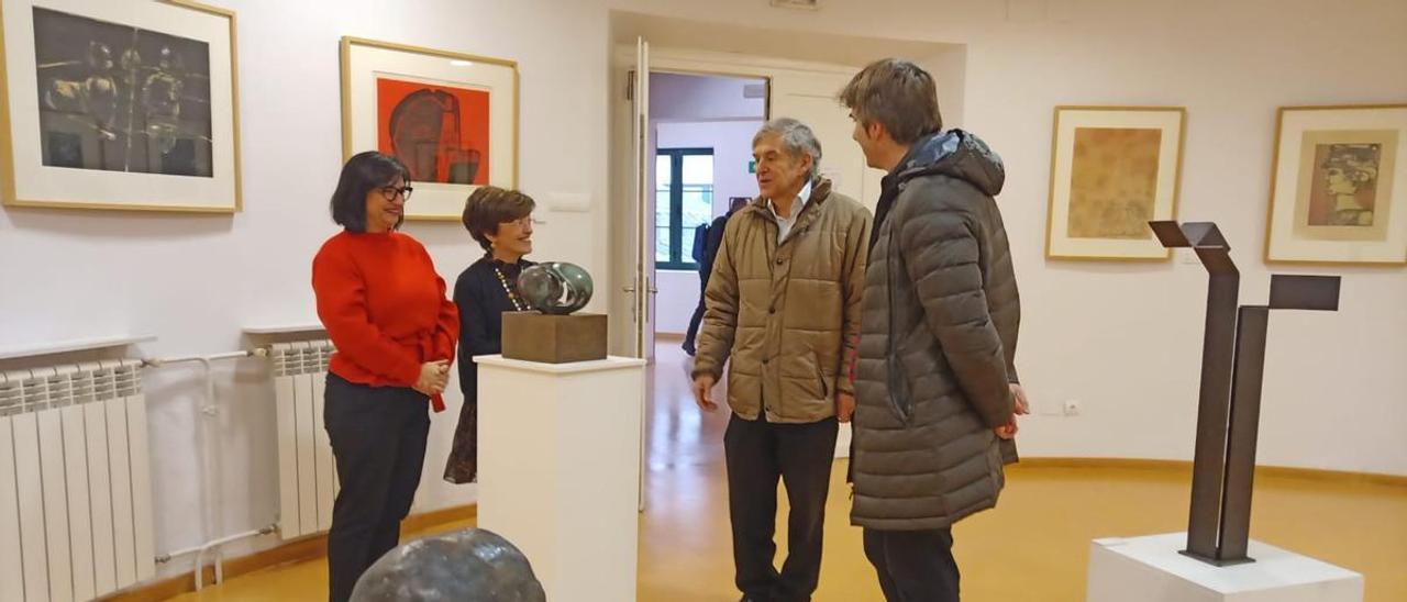 Por la izquierda, la profesora Gema Ramos, Ana Esther Velázquez, Javier Barón y Alfonso Palacios, director del Museo de Bellas Artes de Asturias, ayer, en una de las salas de museo del IES Bernaldo de Quirós . | D. M.