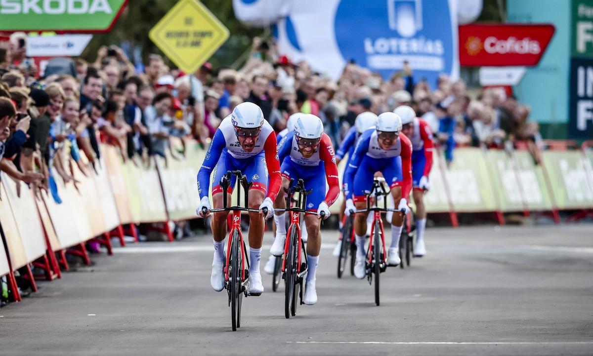 Utrecht (Netherlands), 19/08/2022.- Team Groupama-FDJ crosses the finish line during the first stage of the 77th La Vuelta cycling race, a team time trial over 23.3km in Utrecht, the Netherlands, 19 August 2022. (Ciclismo, Países Bajos; Holanda) EFE/EPA/VINCENT JANNINK