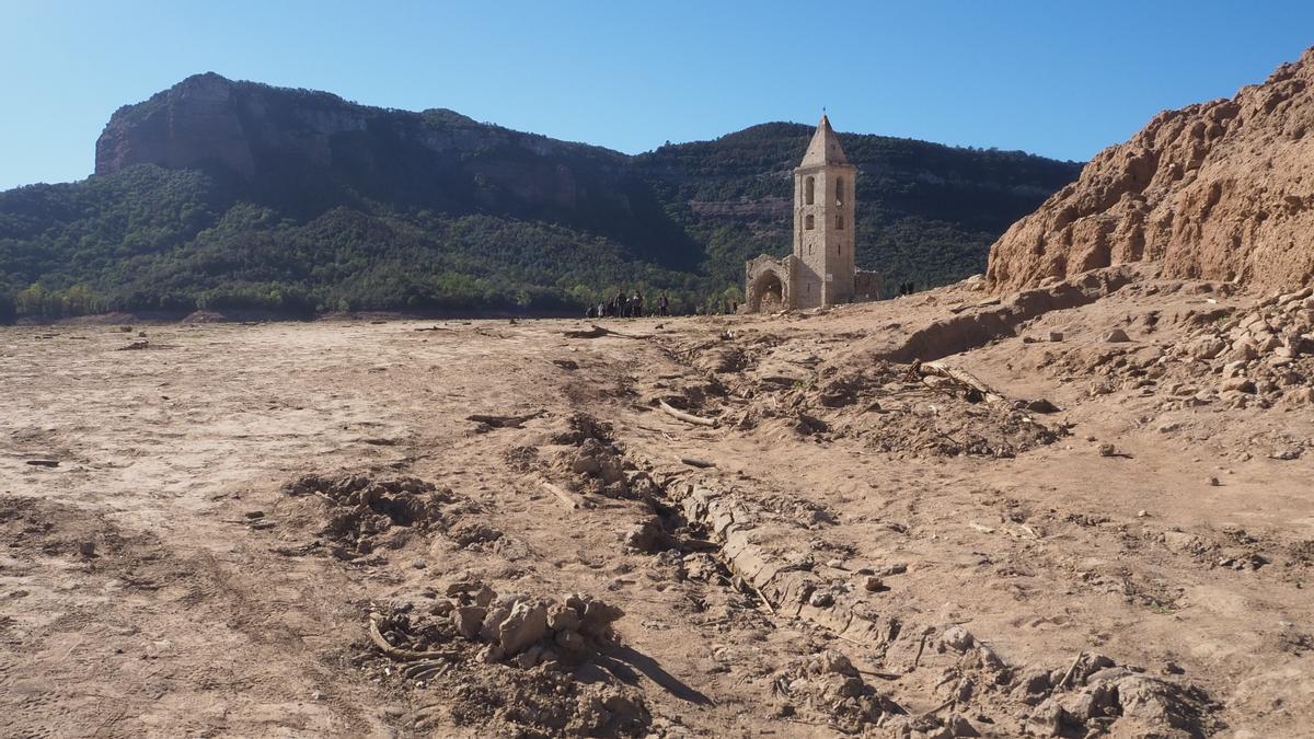 Turismo de sequía en el pantano de Sau