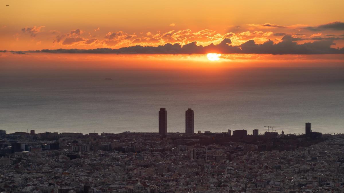 El sábado 16 de diciembre, durante la salida del Sol, se pudo observar una banda de stratocumulus mar adentro, con un ligero carácter suplementario de fluctus (ondas Kelvin-Helmholtz)