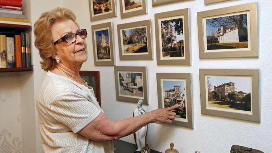 María Luisa Rodríguez, con las fotos que conserva de la casa de su infancia, ahora &quot;okupada&quot;.