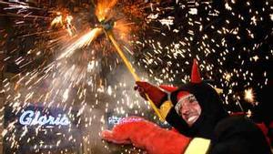 Percussió i foc van de la mà de la tradició en la nit del correfoc.