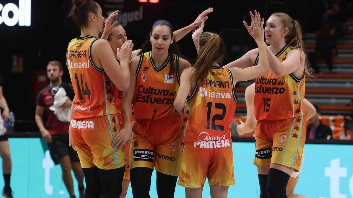 Celebración de las jugadoras del Valencia Basket en el partido ante el Lointek Gernika